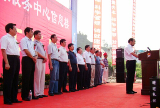 ���\�������_��